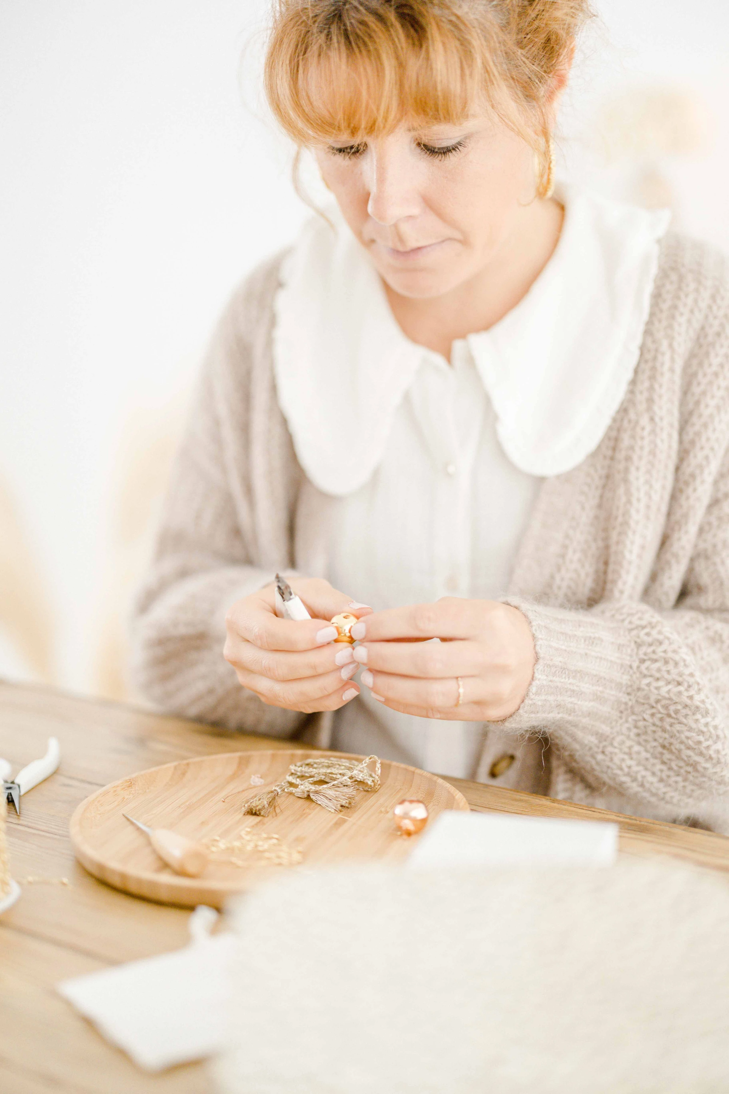 main poignet laine bouton artisanat